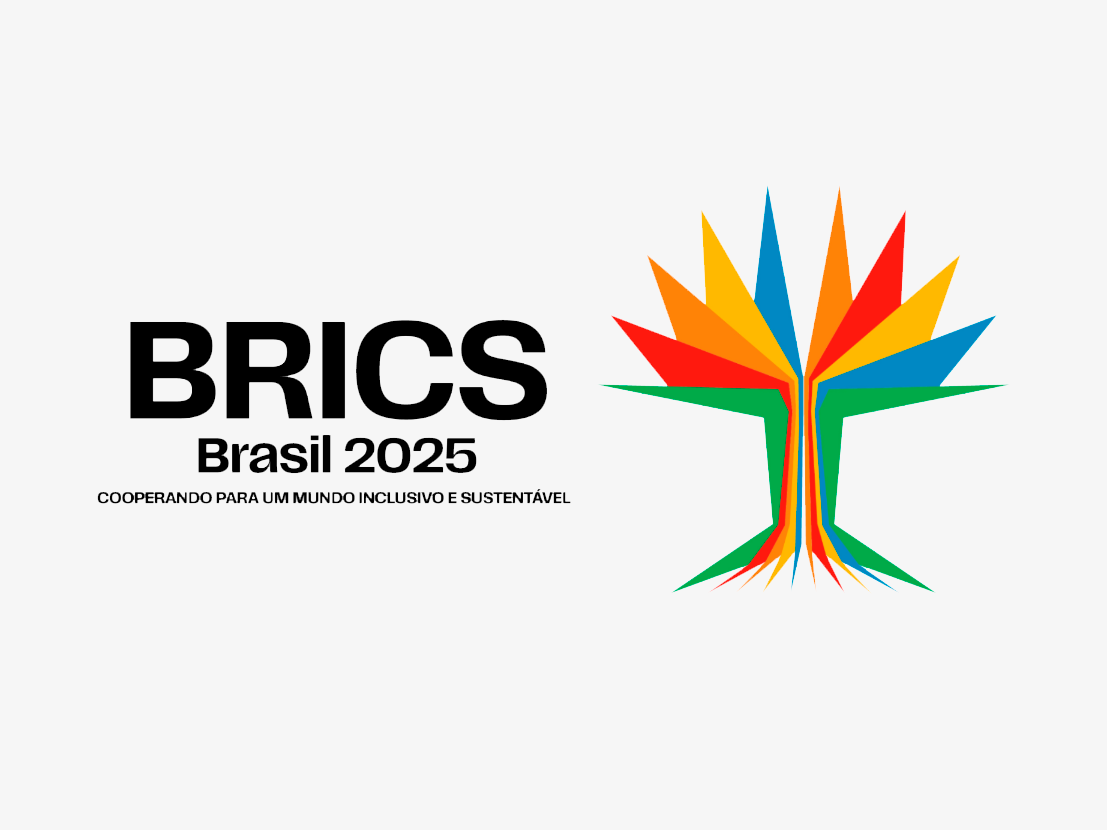Card branco com árvore desenhada por polígonos multicoloridos à direita e o texto BRICS Brasil 2025 à esquerda, em preto. 