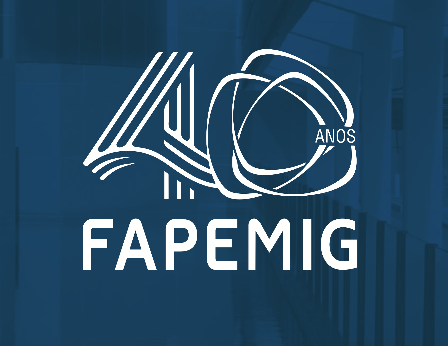 Fapemig 40 anos em letras brancas, sobre fundo azul. 