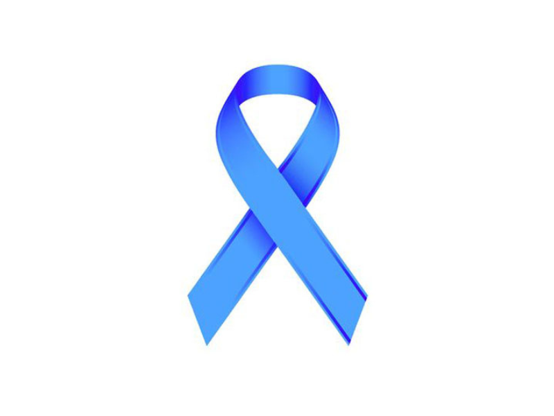 Calendário do mês de novembro. À esquerda, fita de cetim azul fazendo uma volta em cima e com as pontas soltas em baixo. 