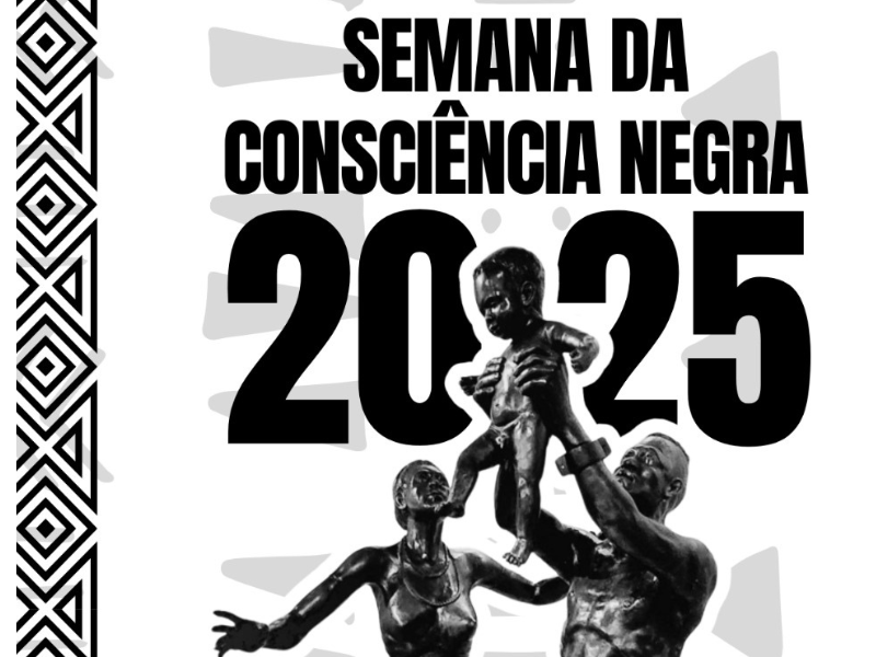 Estátua de um homem negro erguendo um bebê negro no ar, observados por uma mulher também negra. 