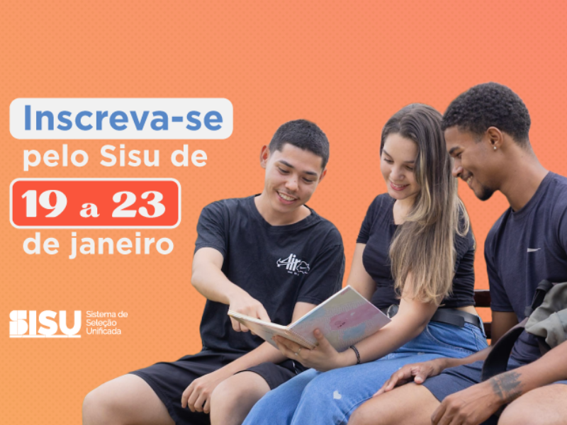 Dois rapazes e uma moça sentados, olhando um caderno aberto e sorrindo. Inscreva-se pelo Sisu de 19 a 23 de janeiro. 