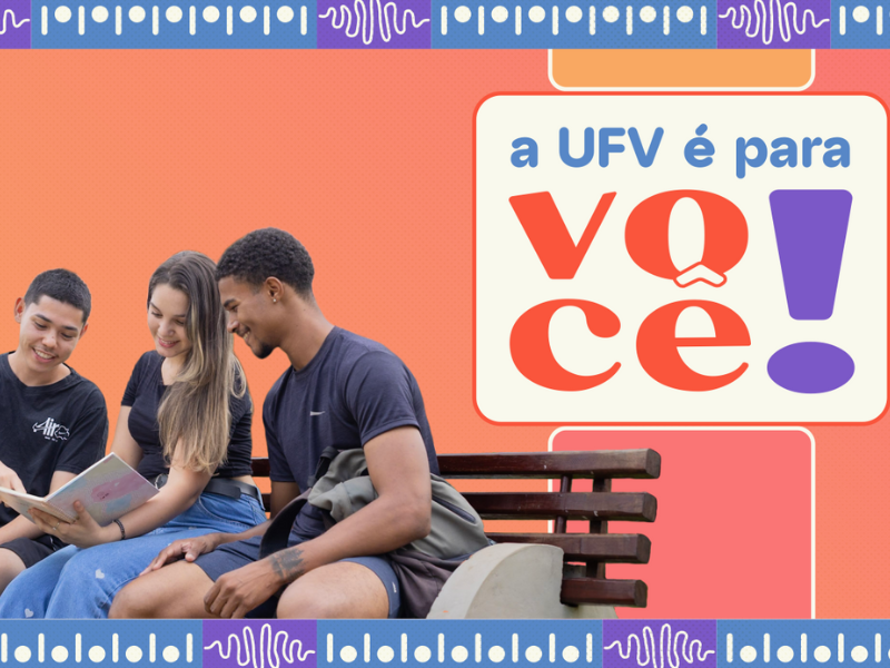 Imagem ilustrativa: Dois rapazes e uma moça sentados em um banco e olhando a tela de um laptop. 