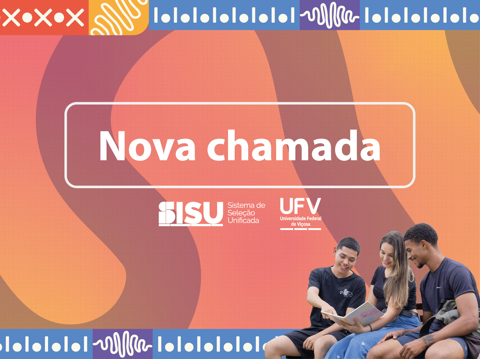 Imagem ilustrativa de jovens olhando a tela de um laptop e sorrindo. 