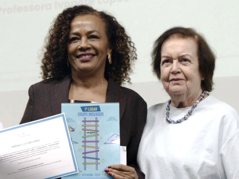 Ivonete (negra de meia-idade) e Margarida (branca idosa) lado a lado para a foto. 