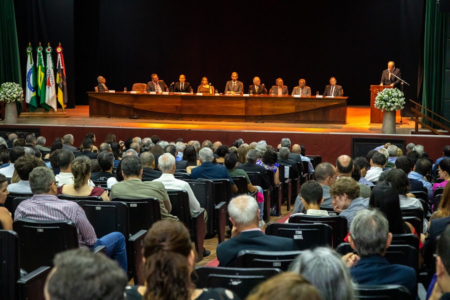 Foto da mesa de autoridades no auditório do Espaço Fernando Sabino. 