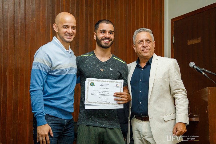 Bruno Souza posa para a foto segurando seu certificado de menção honrosa durante a cerimônia. 
