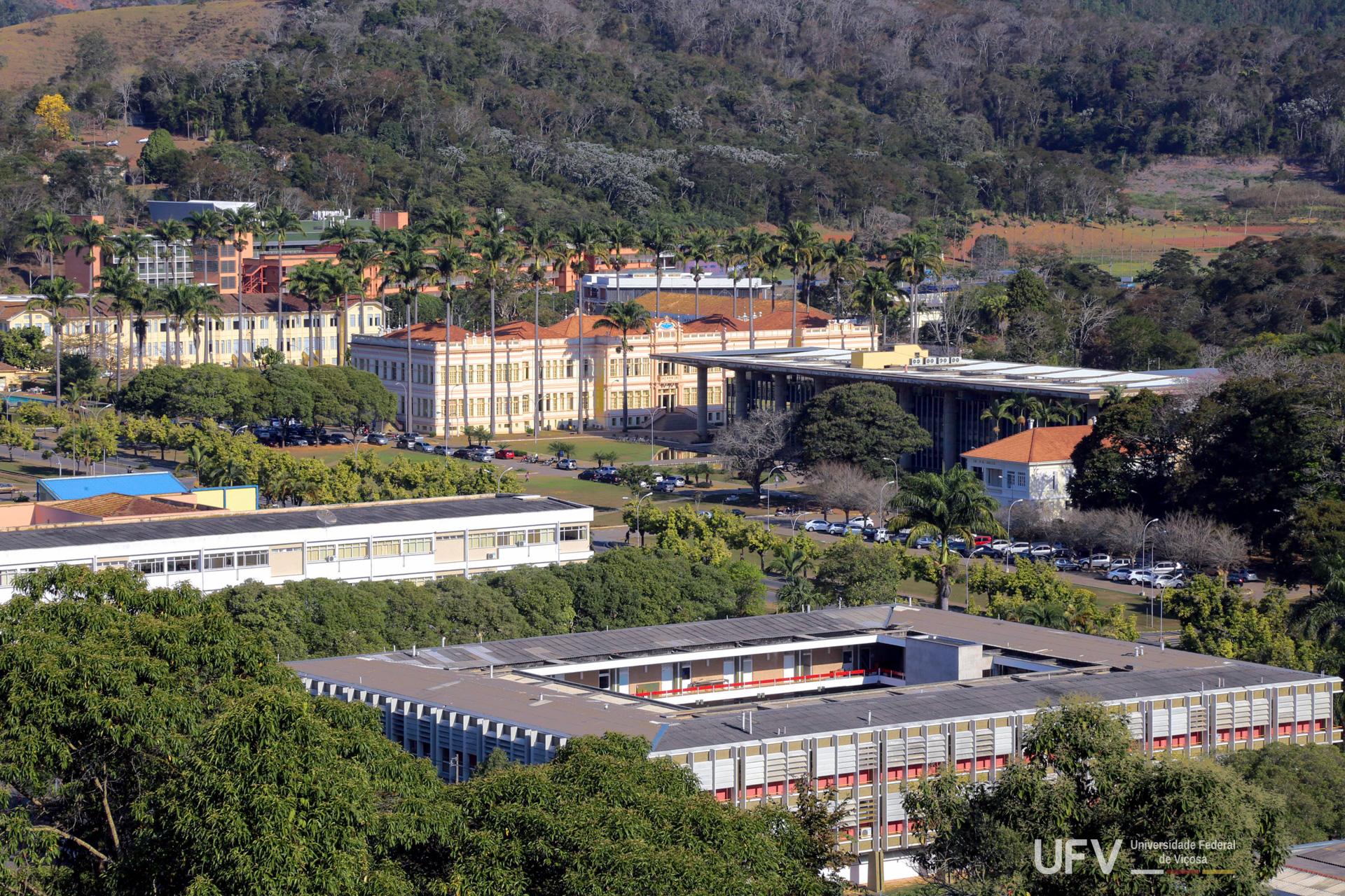 Foto aérea do campus de Viçosa, com alguns dos prédios centrais e parte da mata que cerca o campus. 