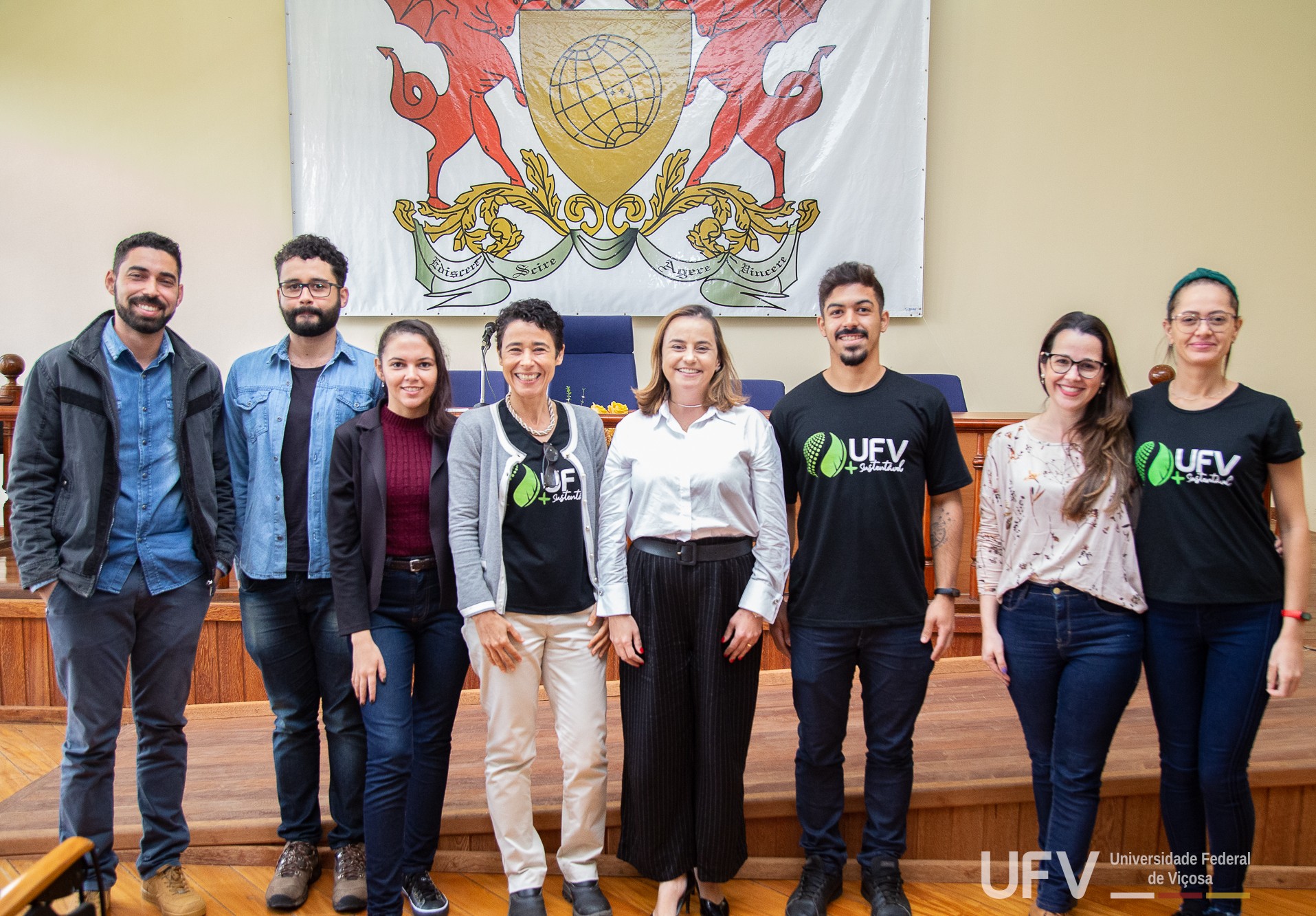 Equipe da Diretoria de Meio Ambiente posicionados lado a lado, junto com a vice-reitora Rejane (ao centro). 