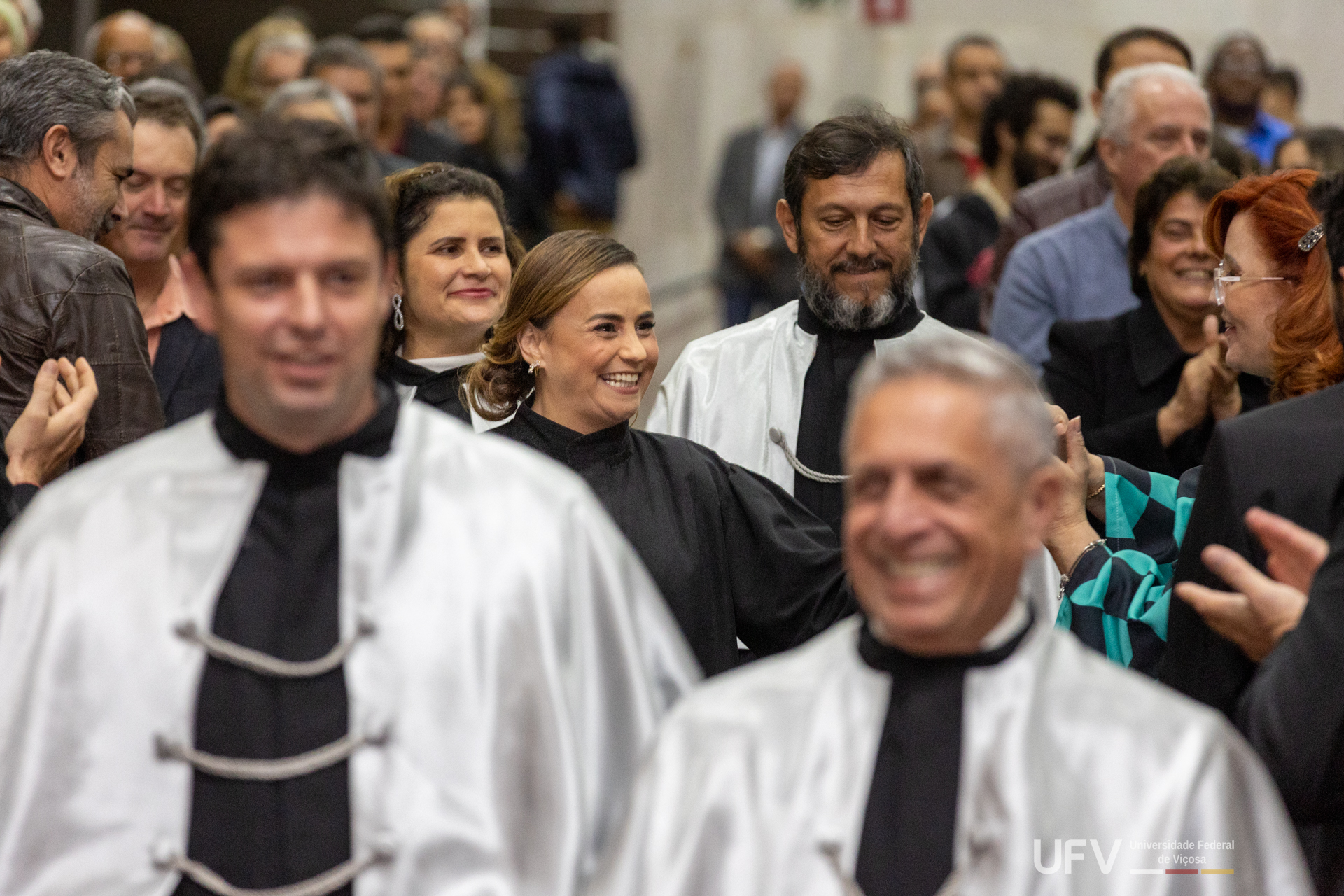 Ao longo da caminhada de entrada, as autoridades são aplaudidades e cumprimentadas pelo público presente. 