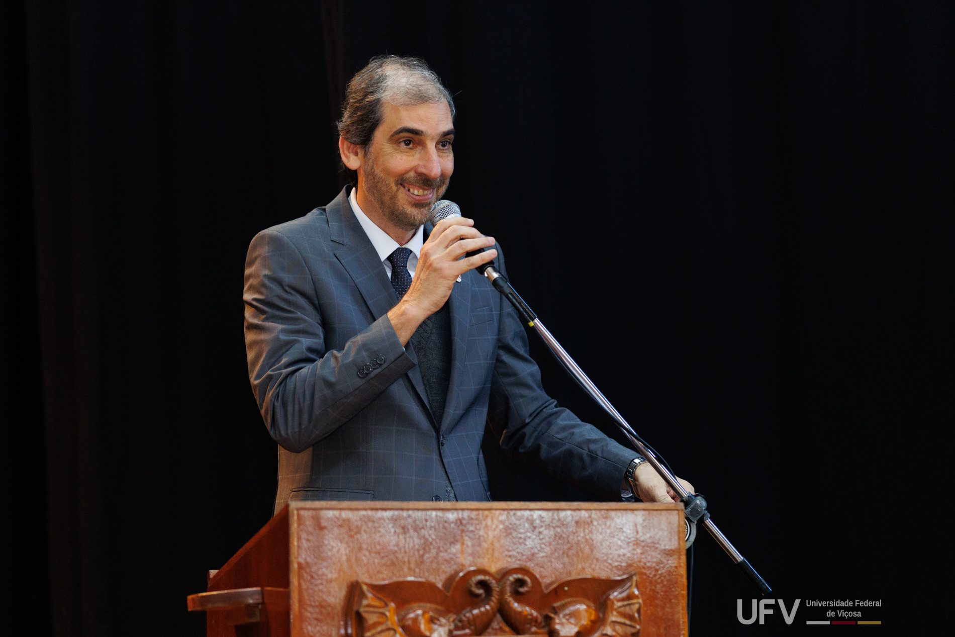 Demetrius no púlpito do auditório durante seu discurso de encerramento. 