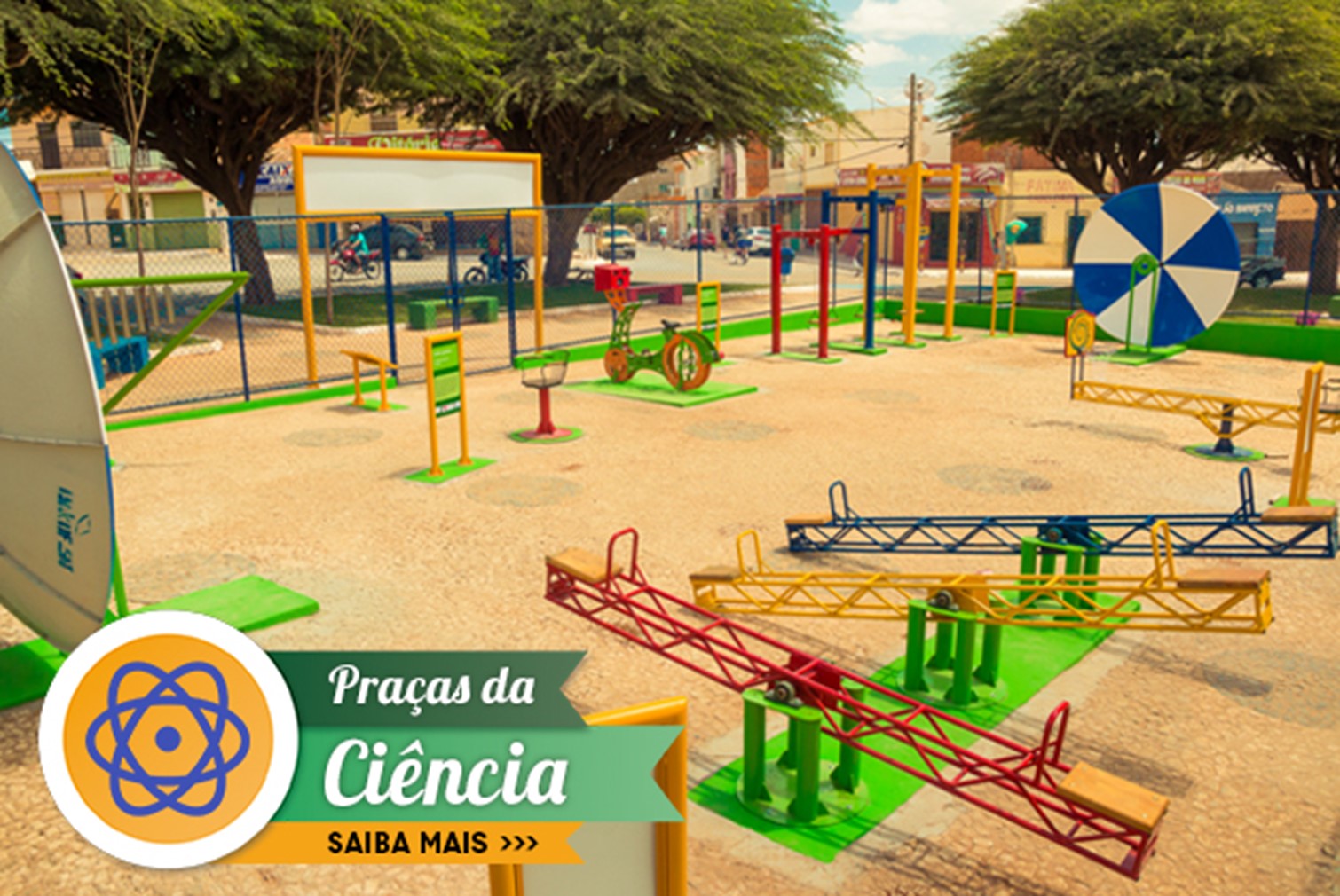 Imagem gerada por computador mostrando o projeto da praça, com diversos brinquedos coloridos sobre um piso de areia. 