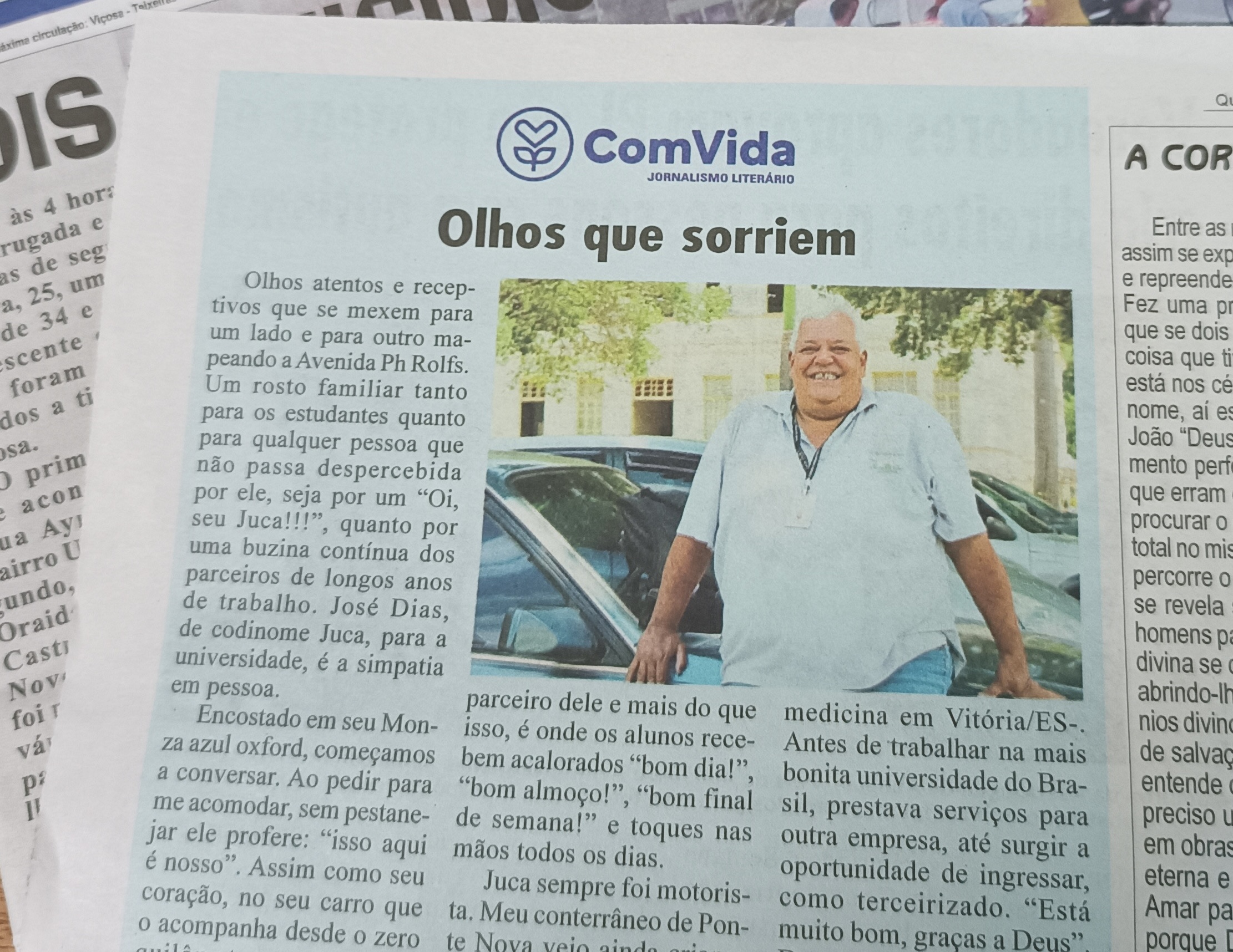 Foto de página de jornal, mostrando seu Juca, senhor idoso de cabelos grisalhos, sorrindo apoiado em um carro. 