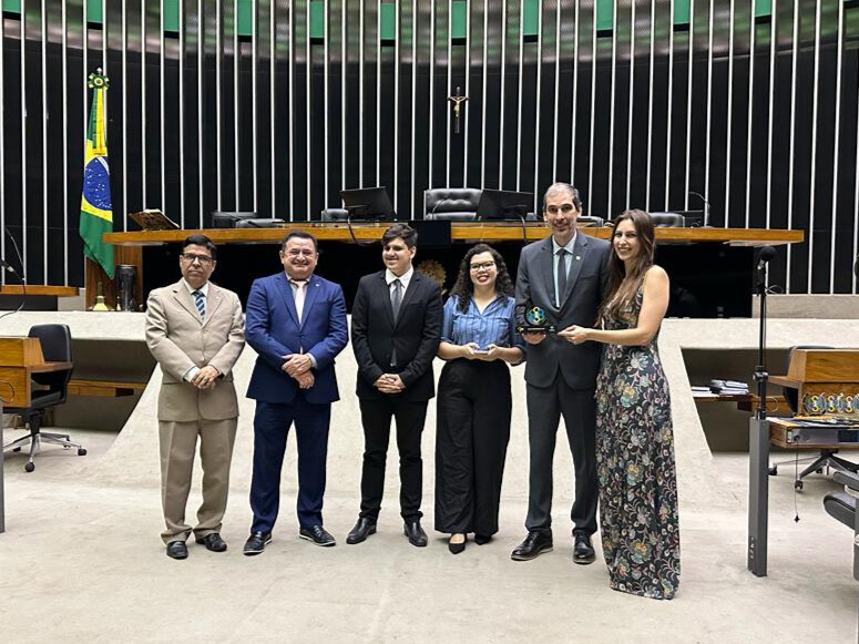 No interior do plenário da Câmara dos Deputados estão: Demetrius, Monique, Rafaela, Pedro Augusto e outros participantes. 