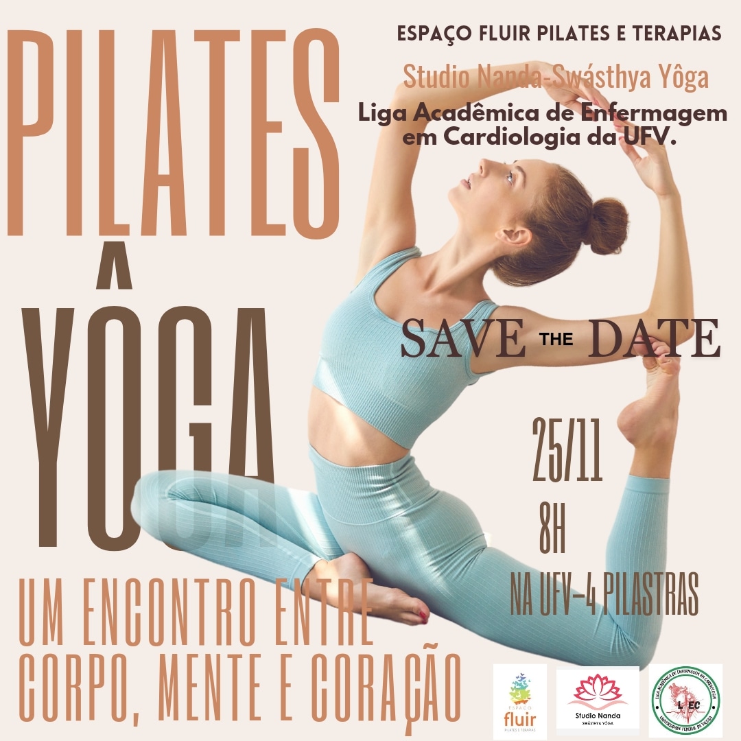 Foto de mulher jovem, branca, magra, cabelos ruivos presos num coque no alto da cabeça e roupa azul clara, em pose de yoga. 