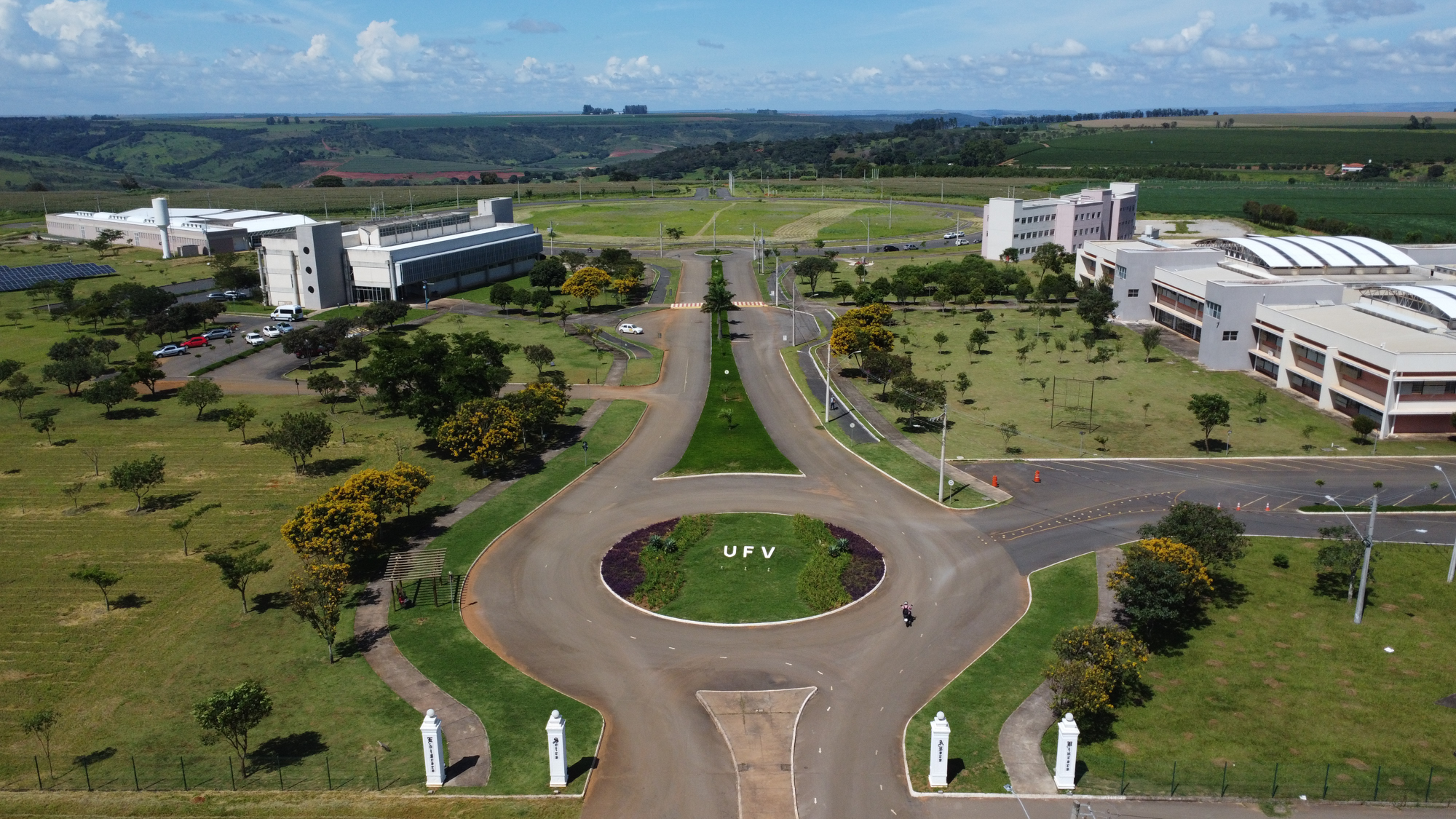 Foto aérea mostra o campus de Rio Paranaíba: uma grande rotatória, avenida central e diversos prédios ao redor. 