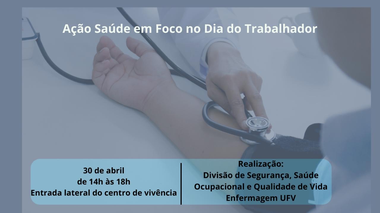 Médico auferindo a pressão de um paciente com o braço apoiado numa mesa branca; apenas os braços aparecem na foto. 