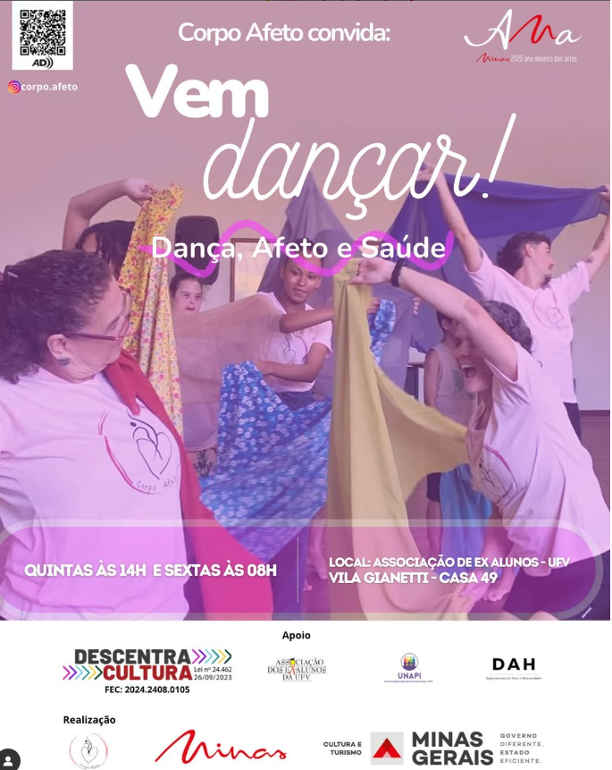 Pessoas de gêneros e idades diferentes dançando e segurando tecidos coloridos no ar. Imagem levemente rosada. 
