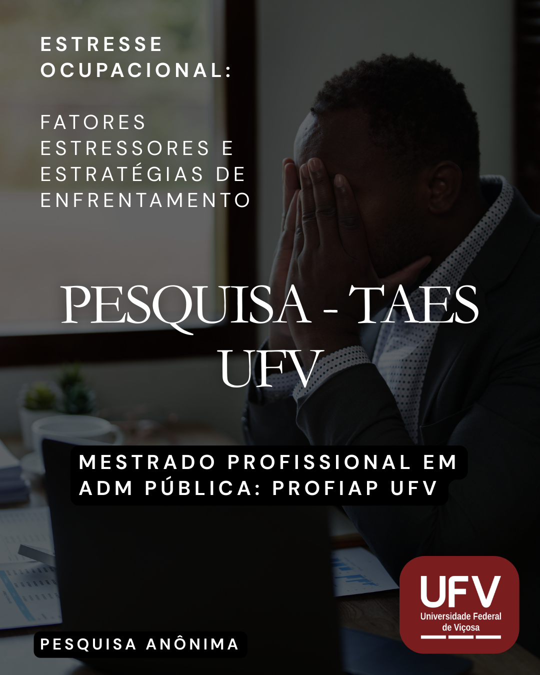 Homem negro de casaco em frente a laptop, com os cotovelos apoiados na mesa e as mãos no rosto. 