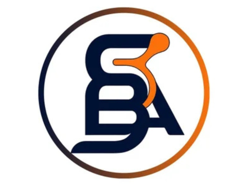 Logotipo formado pelas letras S, B e A em azul escuro, entrelaçadas, circuladas por um círculo laranja e azul escuro. 