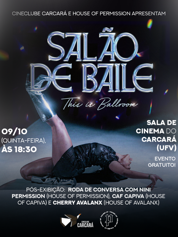 Foto de mulher de vestido curto brilhante e botas longas prateadas, deitada no chão com uma perna levantada.  